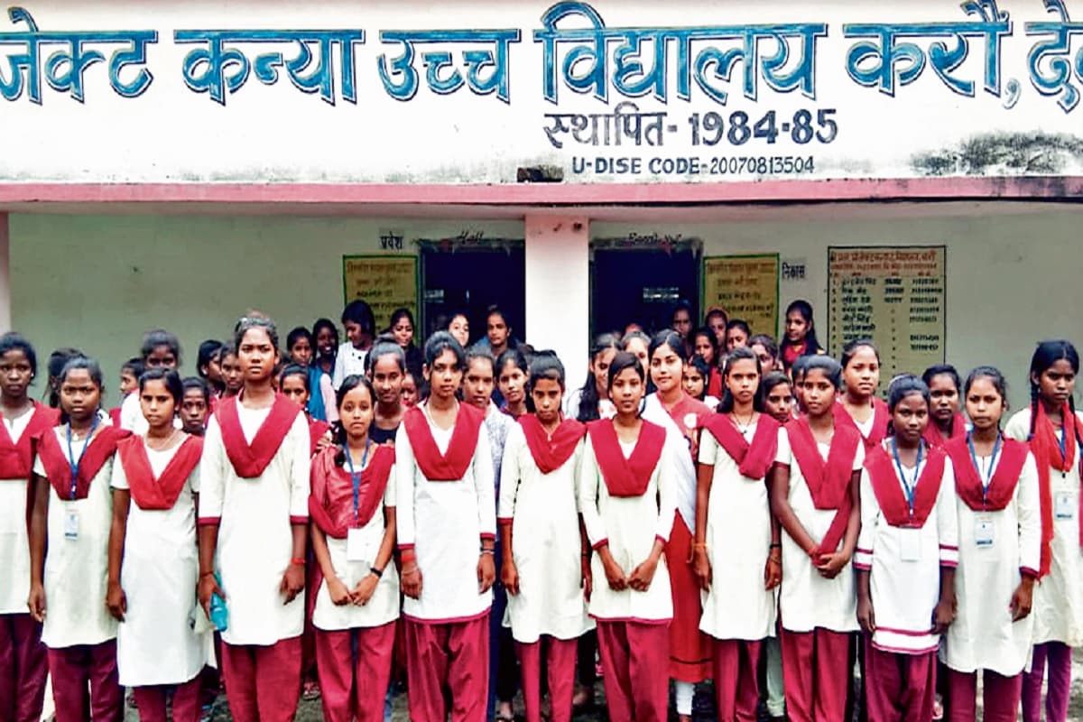 देवघर के इस स्कूल में विषयवार शिक्षक नहीं, ट्यूशन के भरोसे छात्राओं का भविष्य