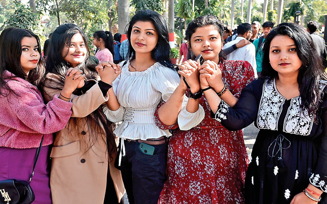 Promise Day: प्रॉमिस डे पर अपने पार्टनर से करें यह वादा, हो जाएगा रिश्ता और गहरा