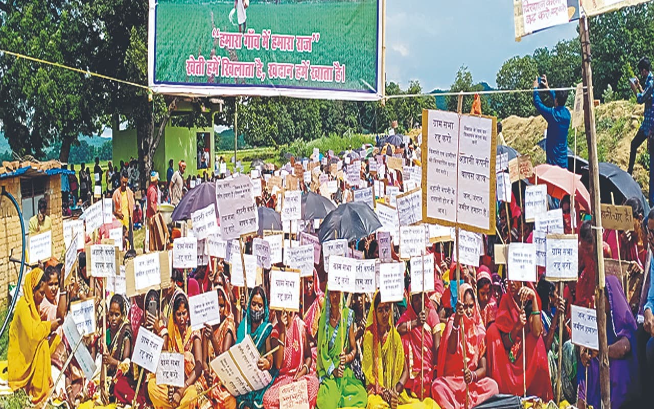हजारीबाग में मौन रखकर ग्रामीणों ने किया परियोजना का विरोध, जानिए वजह
