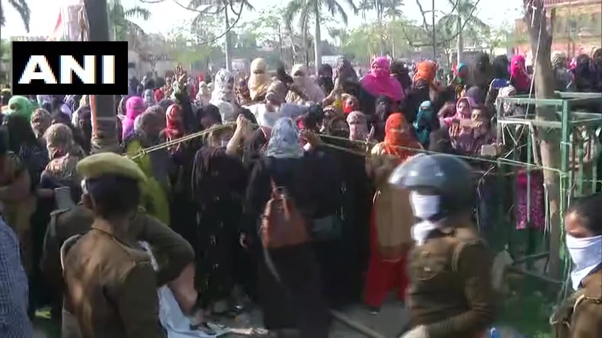 सीएए और एनआरसी को लेकर लखनऊ के घंटा घर पर चल रहे प्रदर्शन पर लगा ब्रेक