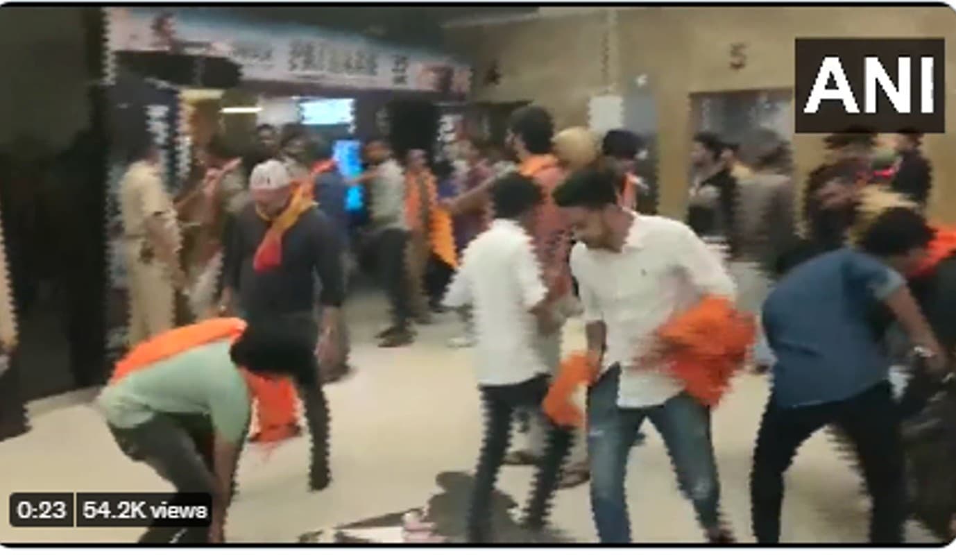 कुछ इस तरह फिल्म ‘पठान’ के पोस्टर फाड़ते नजर आये VHP और बजरंग दल के कार्यकर्ता, देखें वीडियो