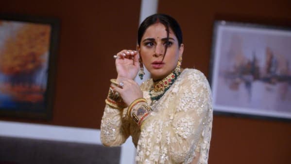 Kundali Bhagya Spoiler Alert : पवन ने प्रीता को मारी गोली! क्या करेगा करण?