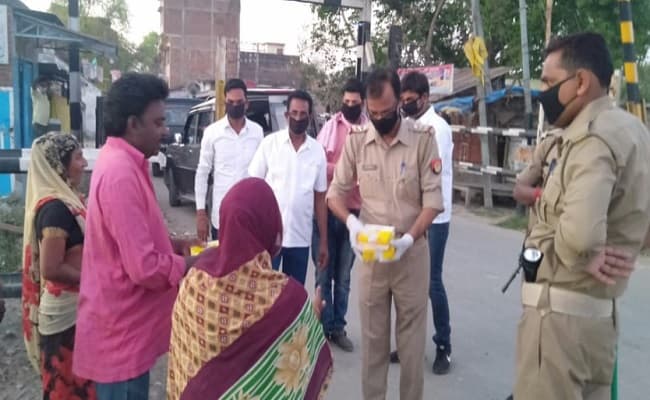 कझारी ग्राम प्रधान ने जरूरतमंद लोगों के बीच बांटे भोजन के पैकेट और मास्क