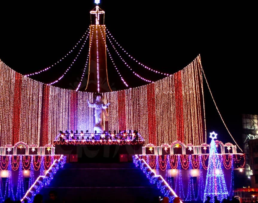 Christmas Celebration In Lucknow: क्रिसमस के रंग में डूबा लखनऊ, आज रात होगा प्रभु यीशु का अवतरण