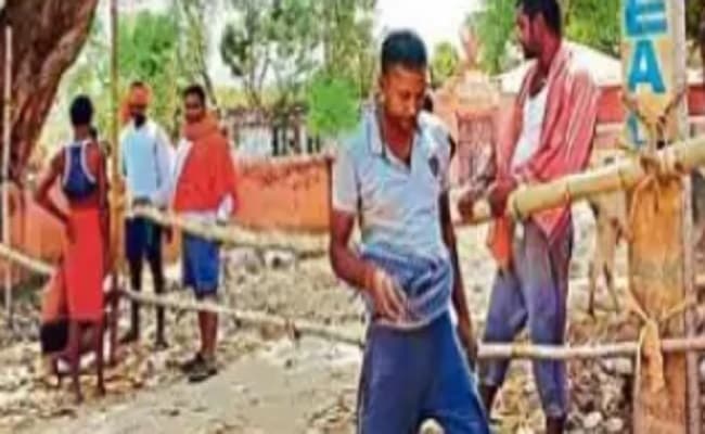 कोरोना का खौफ: बंगाल से पैदल चलकर पहुंचे 20 युवक, गांव में प्रवेश करने पर लगायी रोक