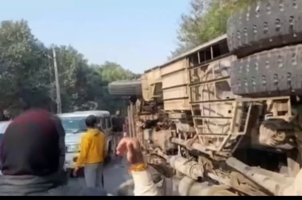 Prayagraj News: बाइक सवार को बचाने में बच्चों से भरी टूरिस्ट बस पलटी, दो की मौत, सीएम योगी ने जताया दुख