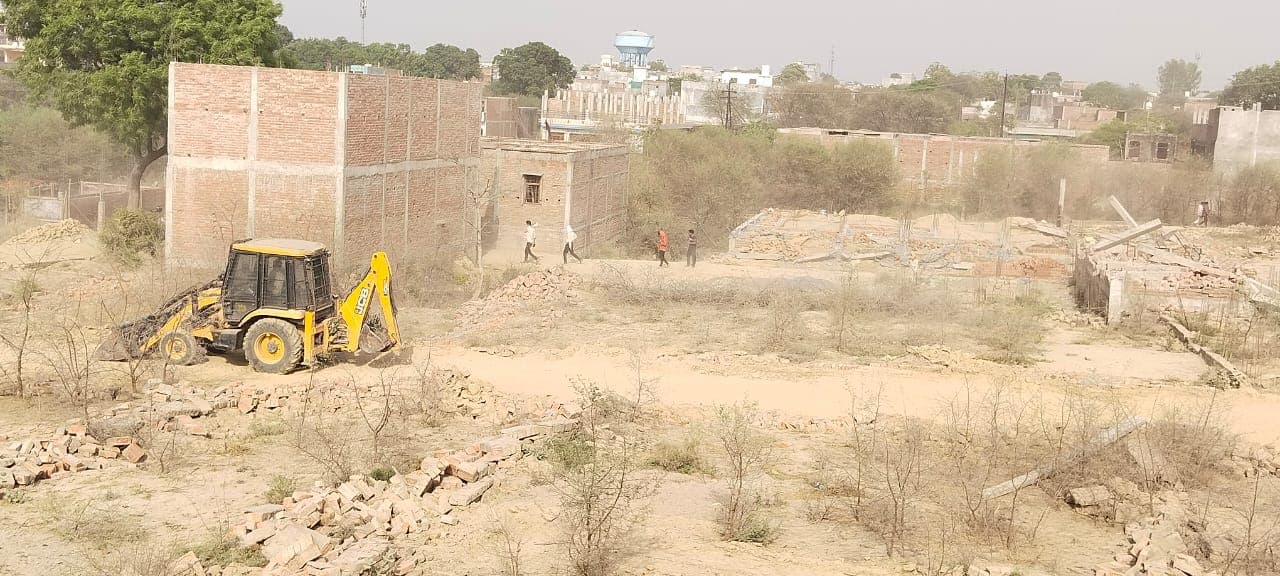 प्रयागराज में PDA ने भू माफिया के कब्जे से मुक्त कराई करोड़ों की जमीन, अवैध प्लाटिंग पर चला बुलडोजर