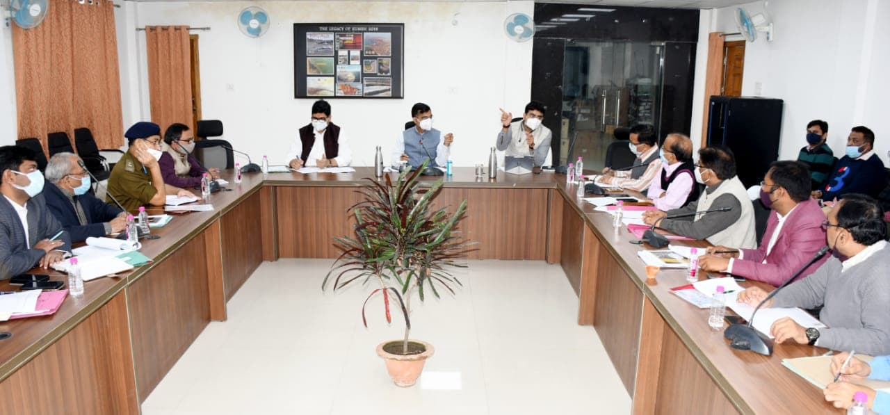 Prayagraj News: मण्डलायुक्त ने माघ मेला की तैयारियों को लेकर की समीक्षा बैठक, कहा- तय समय पर पूरा करें काम Prayagraj News: मण्डलायुक्त ने माघ मेला की तैयारियों को लेकर की समीक्षा बैठक, कहा- तय समय पर पूरा करें काम