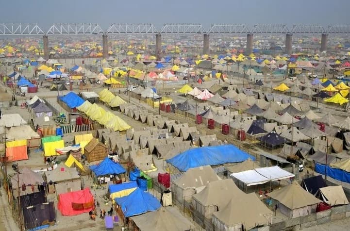 संगम तट पर माघ मेलाः पौष पूर्णिमा पर लाखों ने संगम में लगायी डुबकी, महीने भर का कल्पवास आरंभ