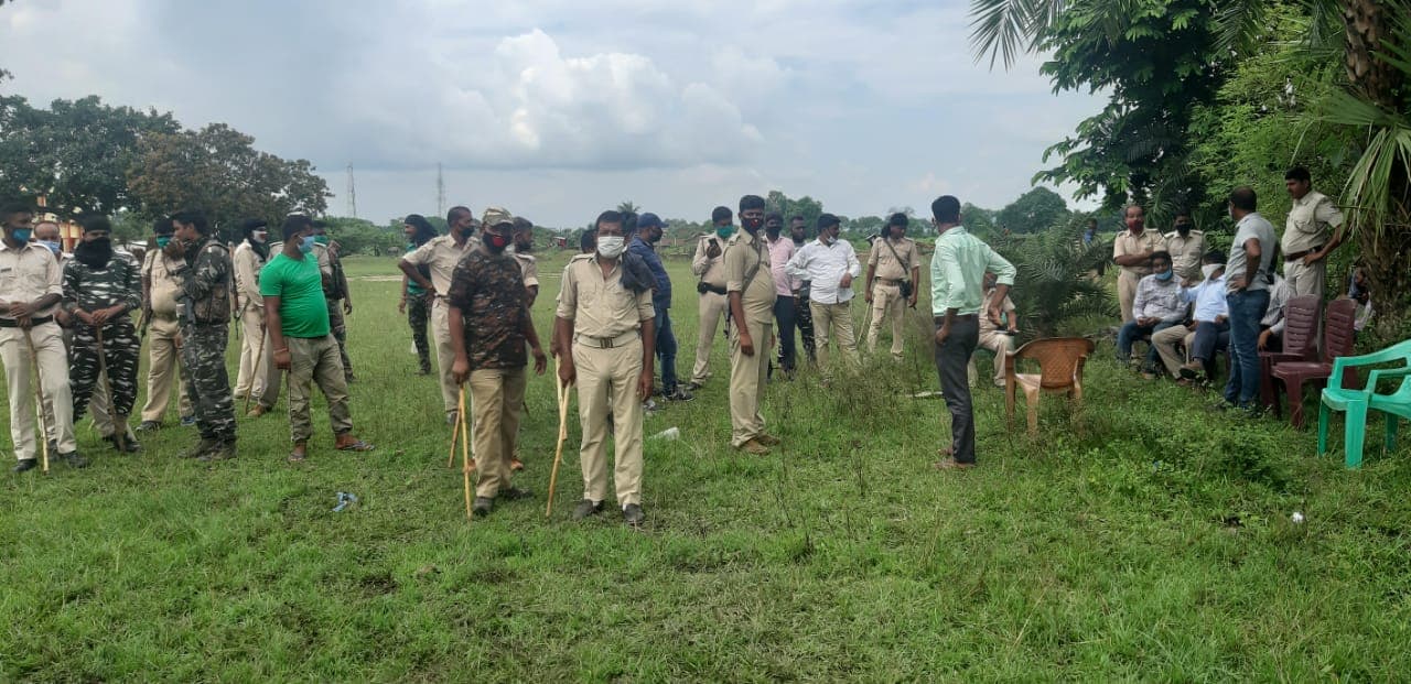 लाश दफनाने को लेकर दो पक्षों में तनाव, मामला नहीं हुआ शांत तो प्रशासन ने संभाला मोर्चा