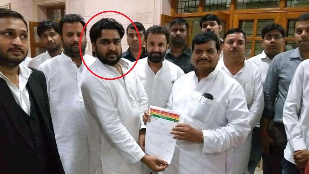 UP News: शिवपाल सिंह यादव की पार्टी का नेता राजनीति की आड़ में करता था सट्टेबाजी, रंगेहाथ धरा गया UP News: शिवपाल सिंह यादव की पार्टी का नेता राजनीति की आड़ में करता था सट्टेबाजी, रंगेहाथ धरा गया