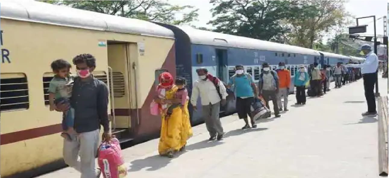 बढ़ रही है प्रवासी मजदूरों की घर वापसी, रेलवे ने कहा, संख्या बढ़ी तो और चलेंगी ट्रेनें