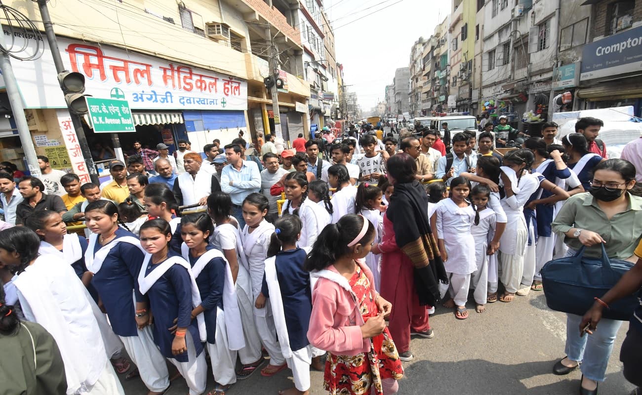 ‘शिक्षक आते हैं, मगर पढ़ाते नहीं’, अव्यवस्था को लेकर भड़की छात्राएं, पटना में सड़क जाम कर किया प्रदर्शन