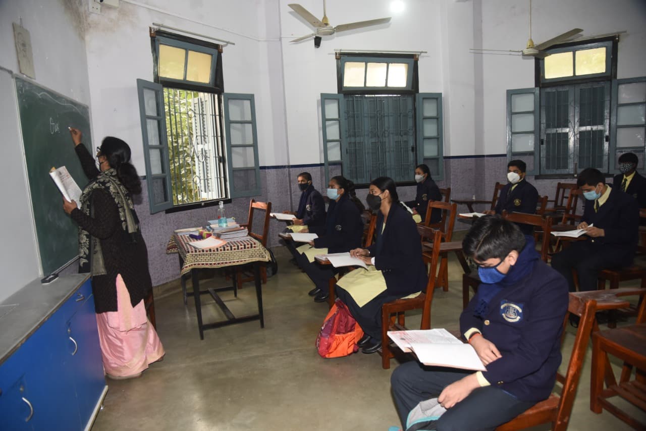 Bihar School Reopening: कोरोना संकट के बीच बिहार में स्कूल खुले तो कक्षा 9वीं के बच्चों में दिखा उत्साह, इतने फीसदी बच्चे रहे उपस्थित