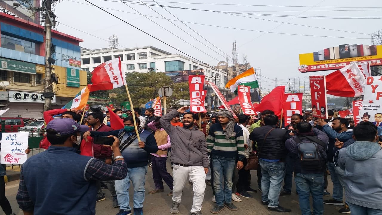 RRB-NTPC Result: पटना में बिहार बंद का असर, आरजेडी ऑफिस के बाहर आगजनी,  McDonald's Patna में तोड़फोड़