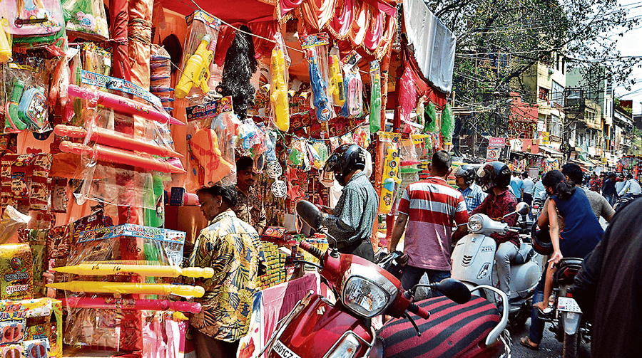 पबजी गन पिचकारी से लेकर स्प्रे टैंक तक लुभा रही है बच्चों को, झारखंड के बाजारों में इन चीजों की है डिमांड