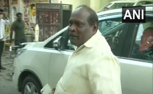 पुडुचेरी में कांग्रेस गठबंधन को बड़ा झटका, सीएम नारायणसामी के आवास पहुंचे विधायक, सोमवार को शक्ति परीक्षण