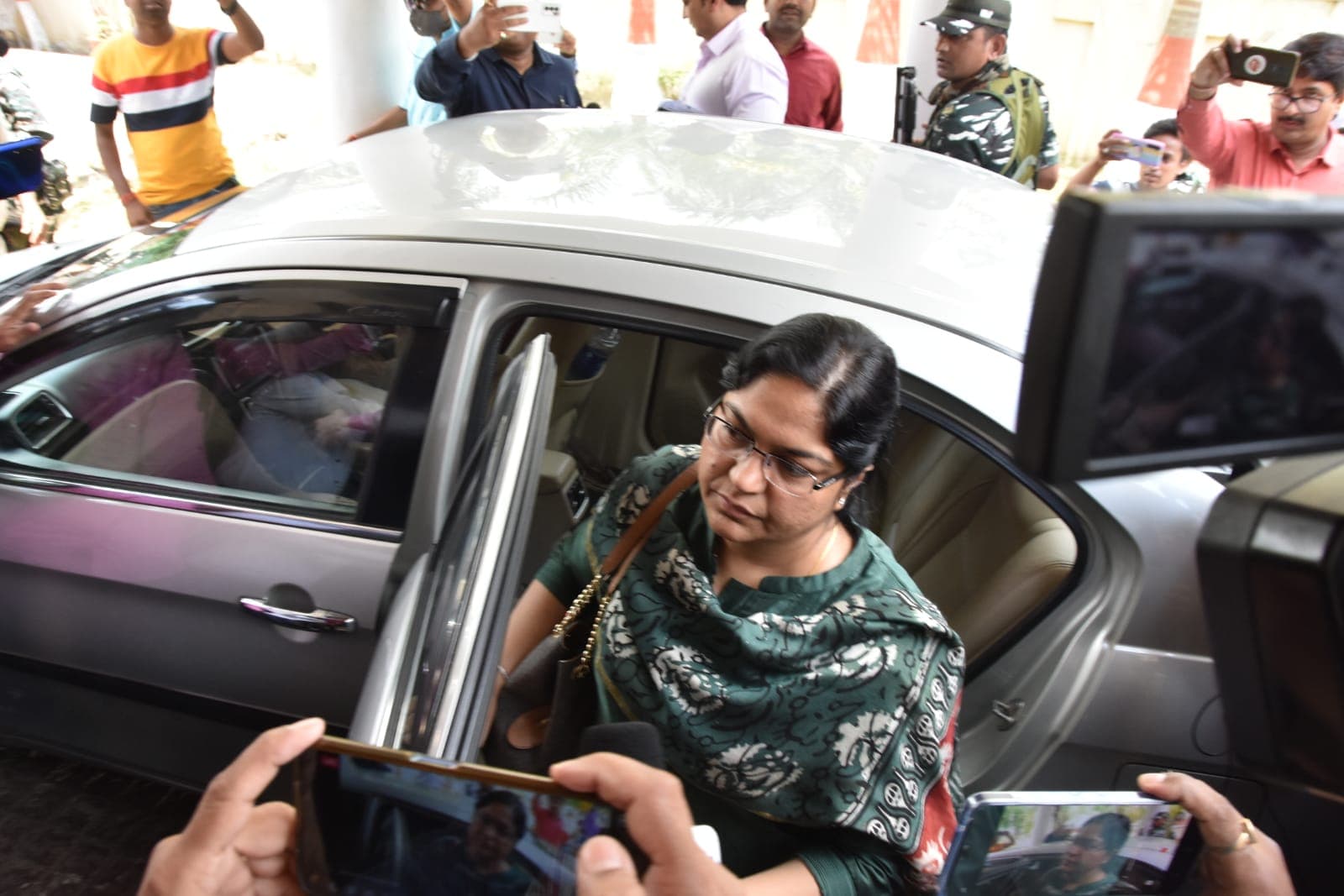 दो महीने बाद फिर जेल गयीं सस्पेंड IAS पूजा सिंघल, रिम्स में चल रहा था इलाज