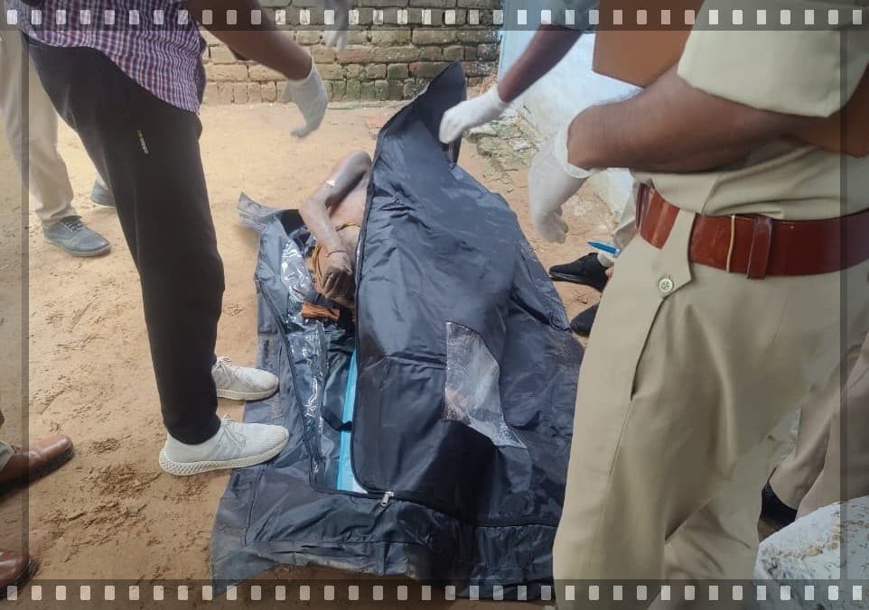 अलीगढ़: मंदिर में फांसी पर लटका मिला पुजारी का शव, परिजनों ने जताई हत्या की आशंका