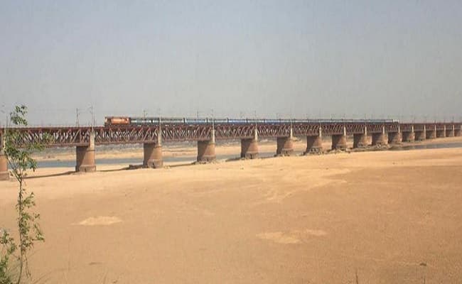 धनबाद के निरसा में 14 साल बाद भी बराकर पर नहीं बना बारबेंदिया पुल, विधानसभा में भी उठ चुका है सवाल