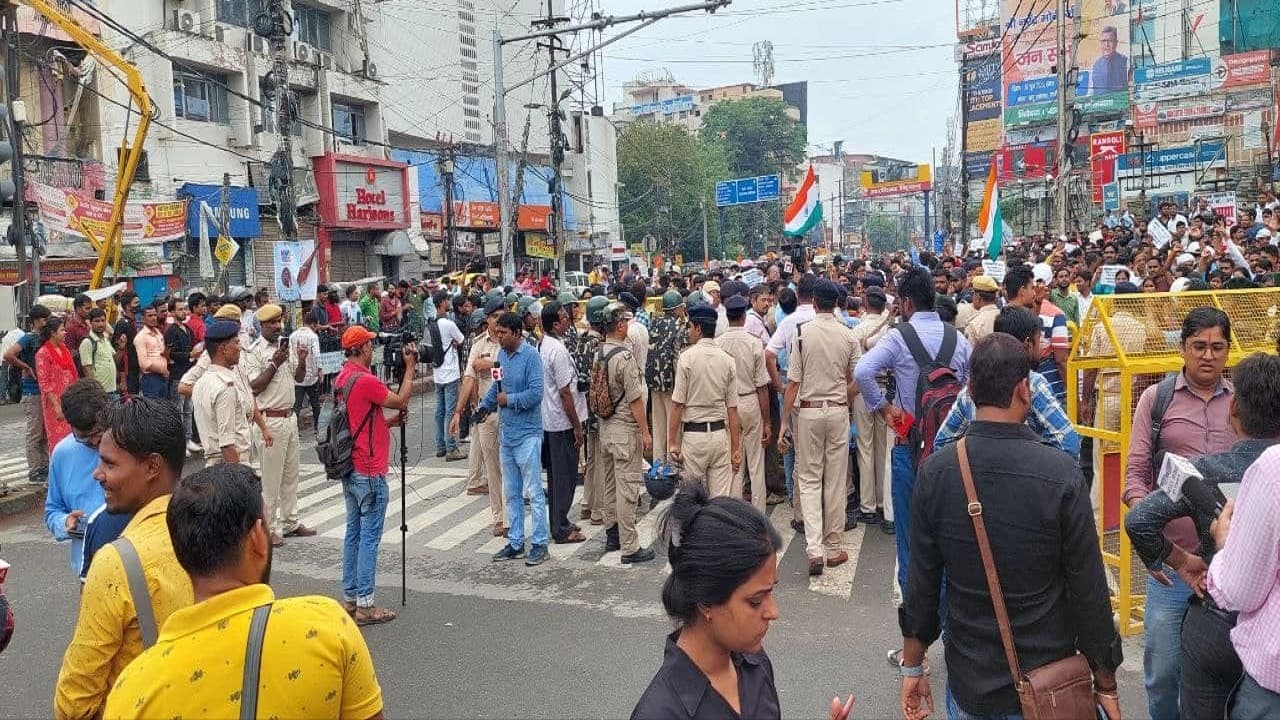 ड्यूटी पर जा रहे सफाई कर्मचारी को पुलिस ने पीटा, सिर फटने के बाद अस्पताल में भर्ती