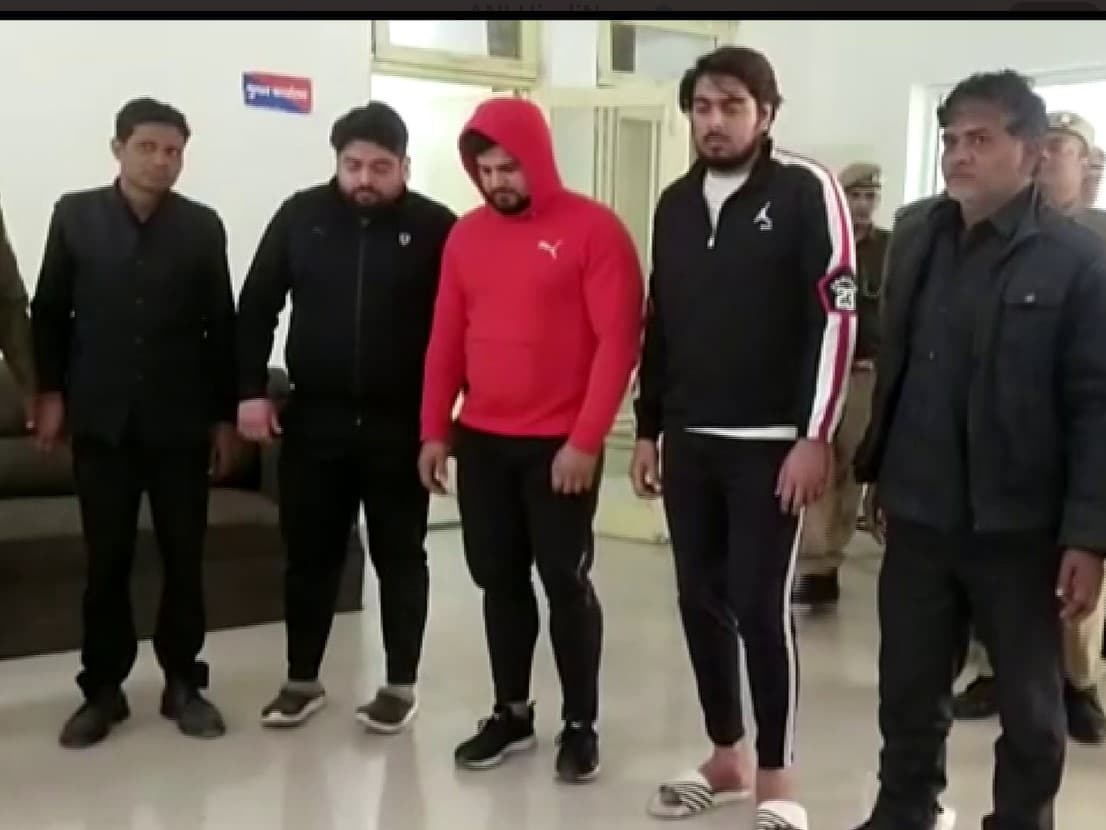 Ghaziabad: राइफल लहराने और गोली चलाने के आरोप में पांच लोग गिरफ्तार, आर्म्स एक्ट और CLA एक्ट में दर्ज हुआ केस