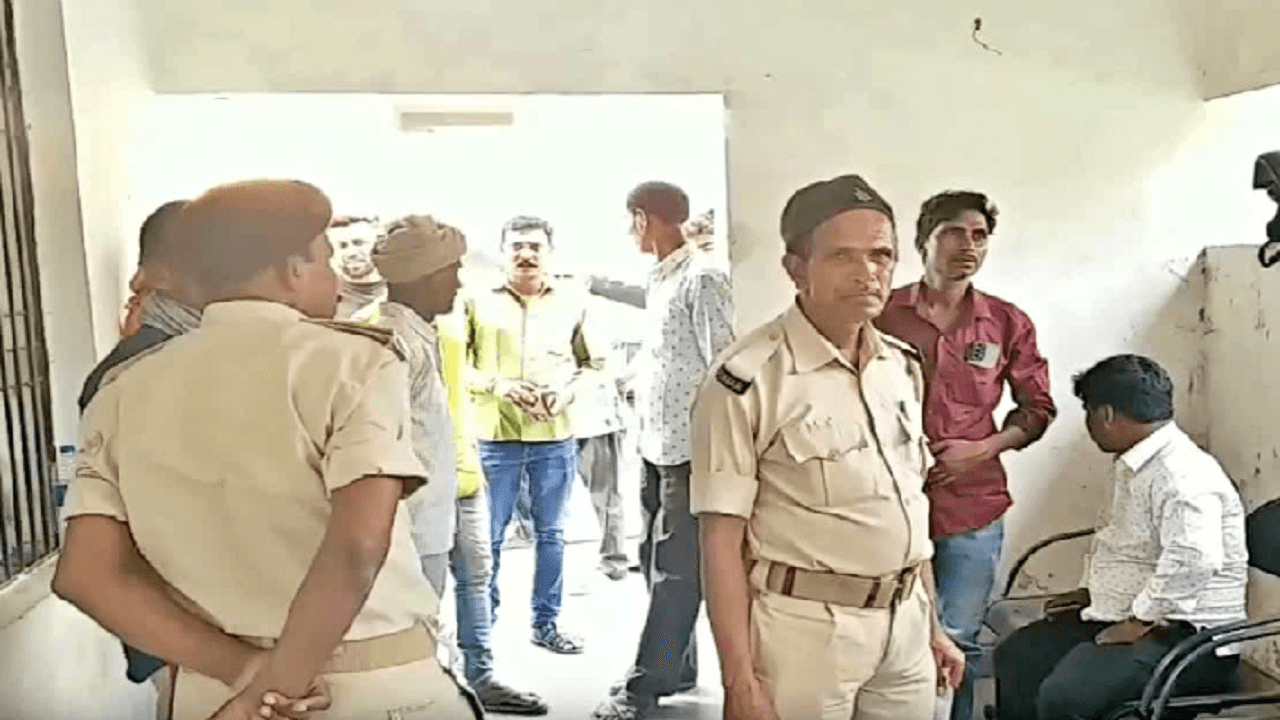 बिहार: केनरा बैंक को लूटने आए अपराधी से मैनेजर ने छीना पिस्टल, खदेड़ कर पकड़ा