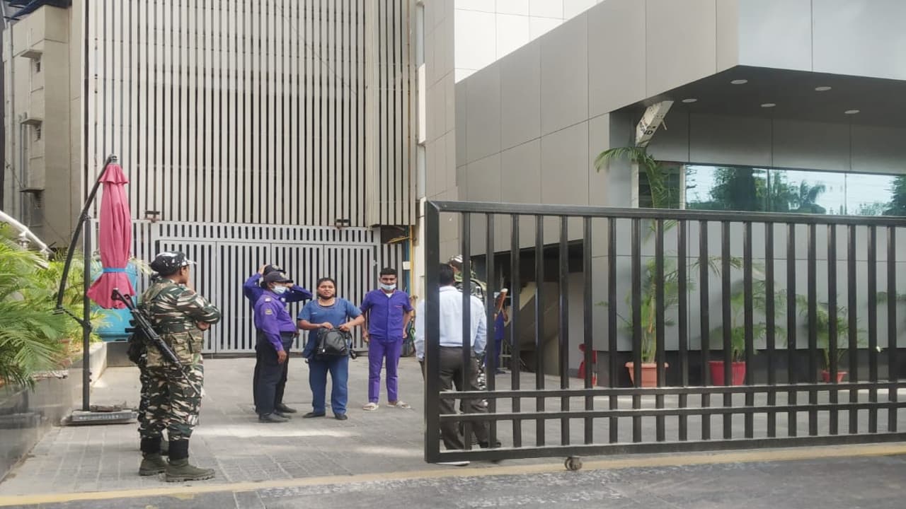 झारखंड IAS पूजा सिंघल ED Raids: सीए सुमन कुमार ईडी की हिरासत में, पल्स हॉस्पिटल में कागजात जांच रही टीम