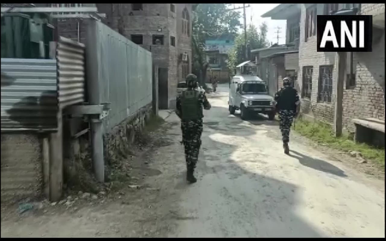 Pulwama Attack: पुलवामा आतंकी हमले में पुलिस का एक जवान शहीद, CRPF जवान घायल, सर्च ऑपरेशन जारी