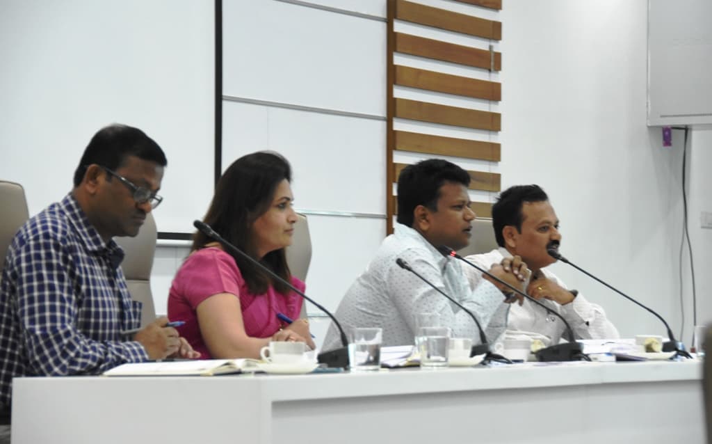 पुणे में ट्रैफिक पुलिस ने बाइक पर बैठे युवक को हवा में लटकाया, वीडियो वायरल होने पर उठे सवाल