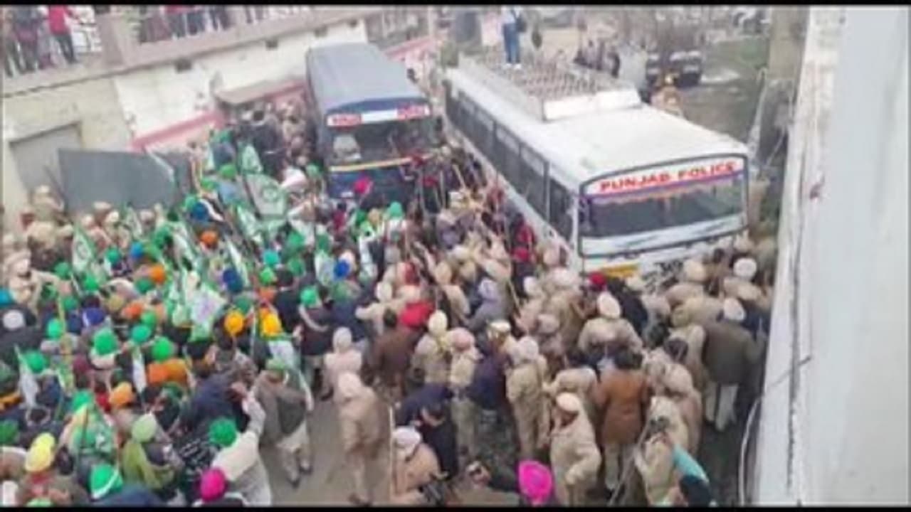 Punjab: फिरोजपुर की जीरा शराब फैक्ट्री के बाहर किसानों का विरोध प्रदर्शन, पुलिसकर्मियों से हुआ आमना-सामना