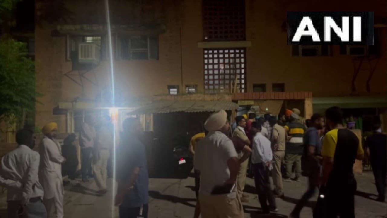 पंजाब के पावर कॉलोनी में पति-पत्नी समेत बेटी की हत्या, बंद कमरे में मिले तीनों के शव, बेटे का पता नहीं