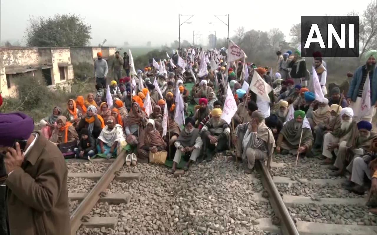 Punjab: रेलवे ट्रैक पर फिर उतरे किसान, सरकार पर लगाया मांग न पूरा करने का आरोप, जानें पूरा मामला