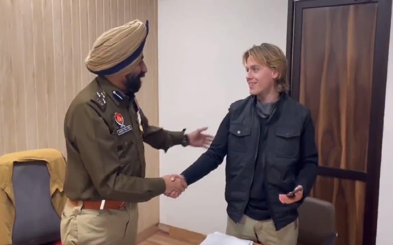 साइकिल पर दुनिया घूमने निकले विदेशी से भारत में छिनतई, पुलिस ने 48 घंटे में बरामद किया सामान