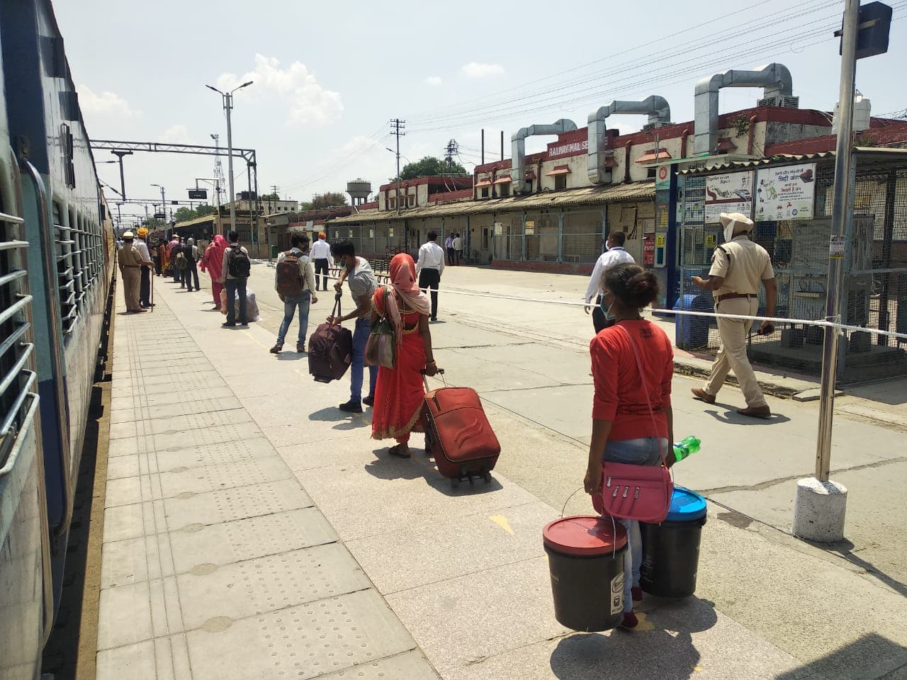 ‘सामाजिक दूरी’ या ‘शारीरिक दूरी’