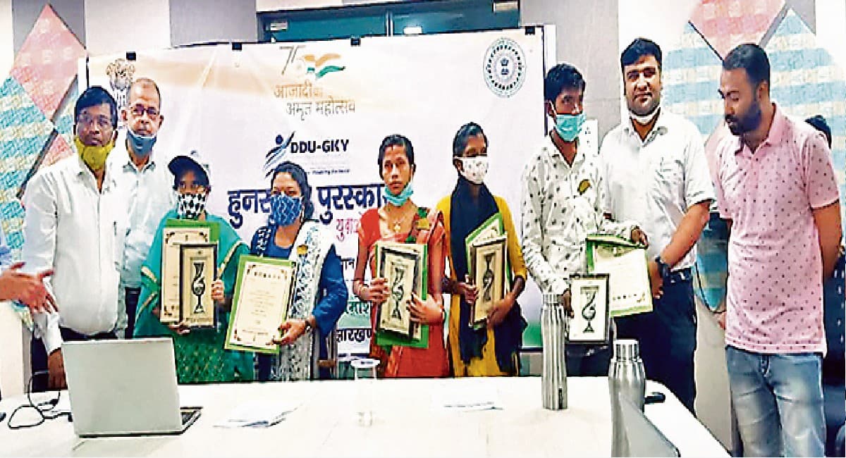 दिव्यांगता नहीं आया आड़े, सुनीता टुडू ने बतायी सफलता की कहानी, इन दिव्यांग युवाओं को मिला हुनरबाज पुरस्कार