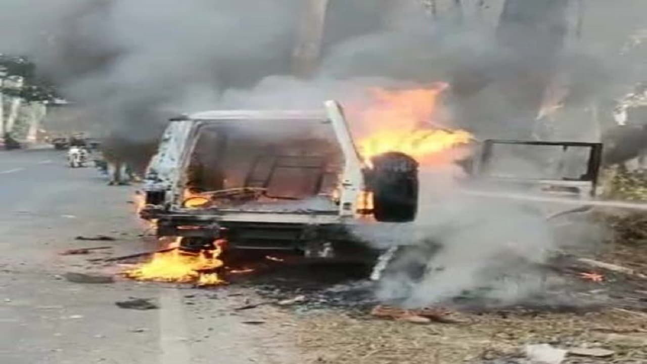 Bihar: पूर्णिया में पेड़ से टकराने के बाद पुलिस गाड़ी में लगी आग, फरार होने के बाद कैदी ने किया सरेंडर