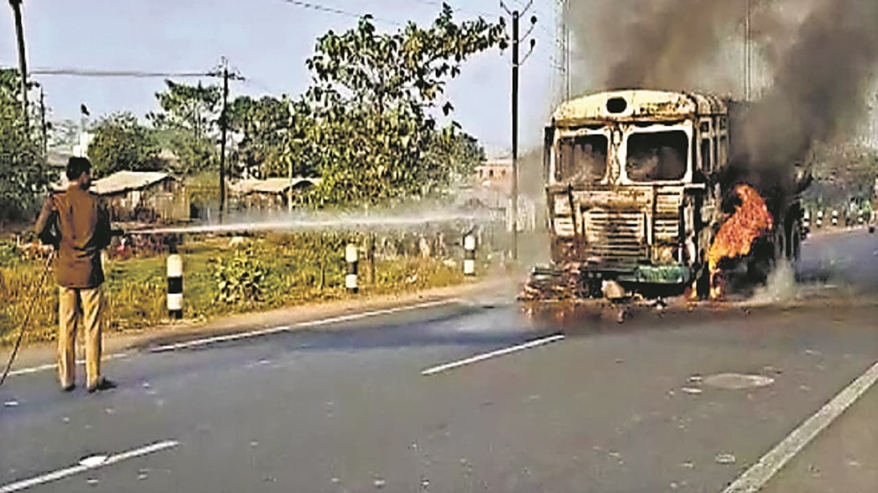 Bihar: ट्रक के चक्के में फंसकर घसीटाता रहा बाइक सवार, टंकी में लगी आग से बुरी तरह जला, साले-बहनोई की मौत