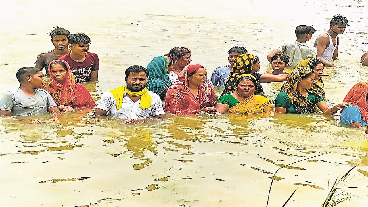 Bihar Flood: बिहार में आंदोलन का अनोखा तरीका, पानी के अंदर ढाई घंटे तक खड़े रहे ग्रामीण, जानें मामला