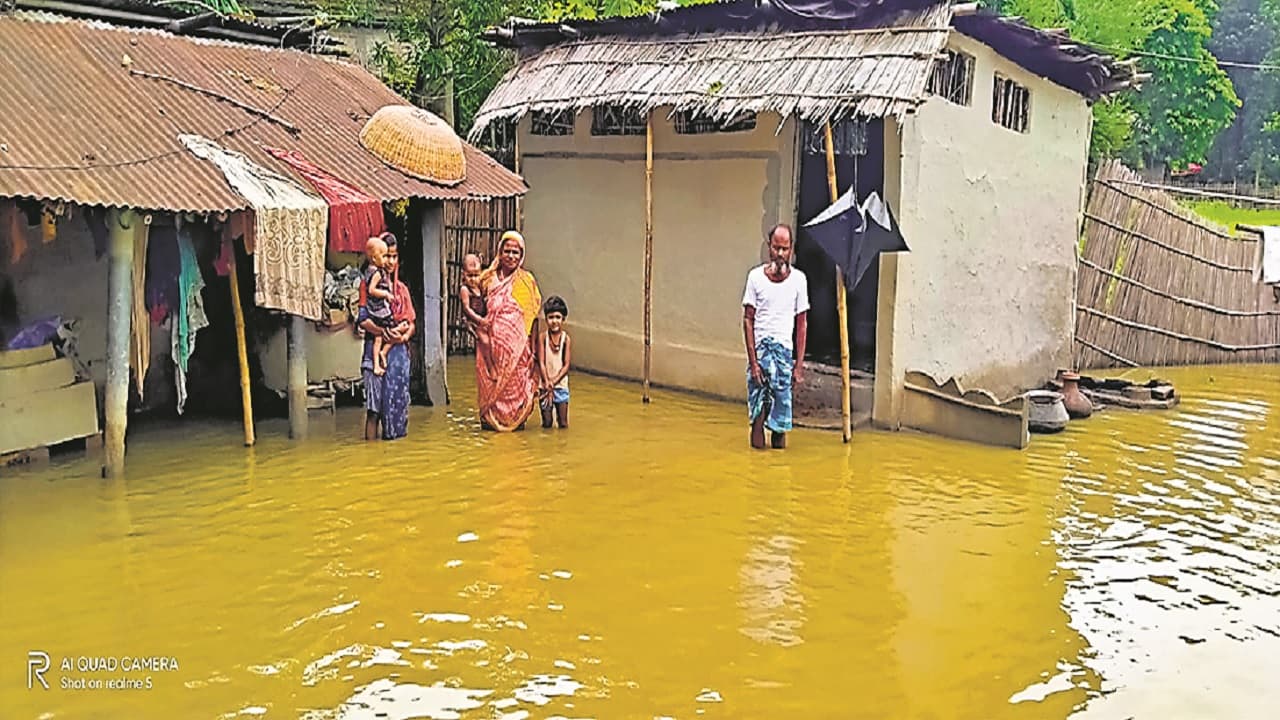 Bihar Flood: पूर्णिया में विकराल हुई बाढ़ की स्थिति, गांवों में लोगों की जिंदगी तबाह, छूट रहा घर-द्वार