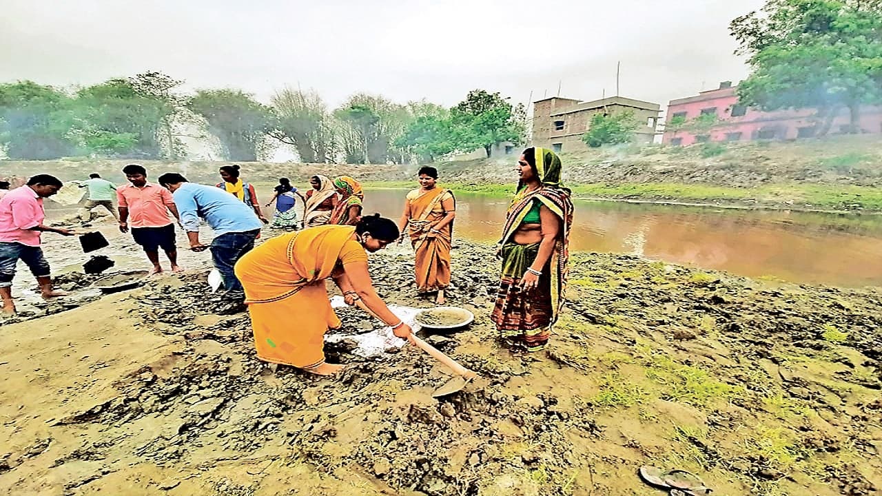 जल जीवन हरियाली: पोखर सफाई में अधिक खर्च बना मुद्दा तो जीविका दीदियों ने ही थाम लिया मोर्चा, बदल दी तसवीर