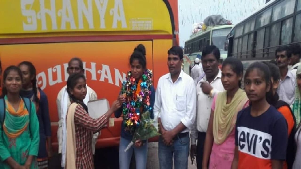 Jharkhand News: सैफ अंडर-19 महिला फुटबॉल चैंपियनशिप में भाग लेने के लिए बांग्लादेश रवाना हुई पूर्णिमा कुमारी