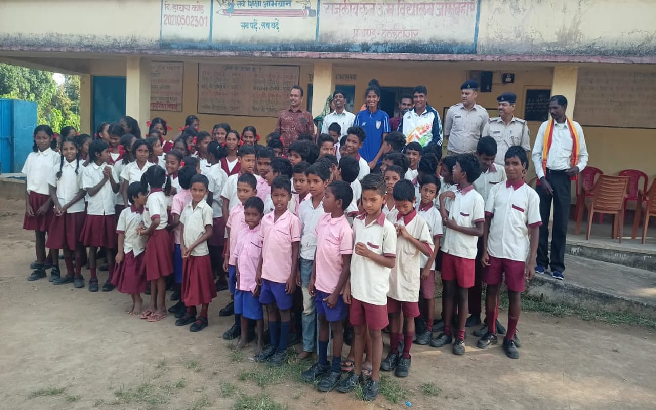 सिमडेगा की फुटबॉलर बेटी पूर्णिमा का हुआ जोरदार स्वागत, देश के लिए खेलते हुए मेडल जीतने की जतायी इच्छा