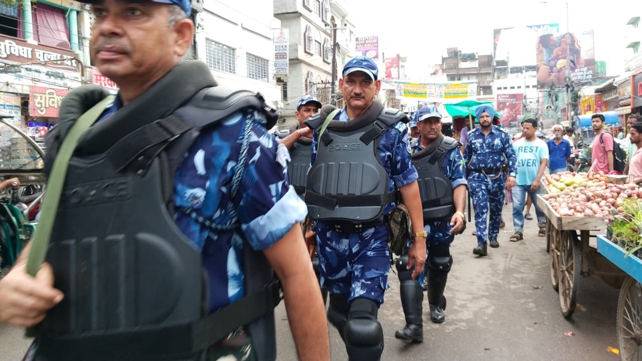 पटना की सड़कों पर अचानक उतरी रैफ जवानों की टुकड़ी, देखिए फ्लैग मार्च की तस्वीरें..