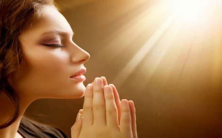 दायें हाथ से पूजा-पाठ करना क्यों माना जाता है शुभ, जानें क्या है इसके पीछे का वैज्ञानिक कारण