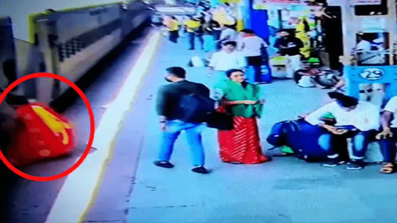 Viral Video: खड़े ट्रेन में टॉयलेट इस्तेमाल करने गयी महिला, ट्रेन चली तो हड़बड़ी में जान पर बन आयी आफत