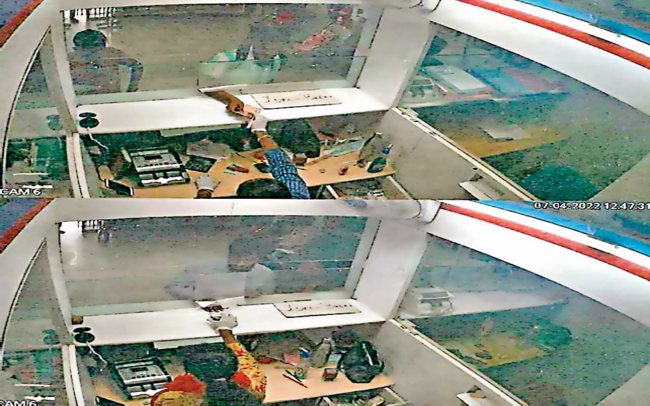 सीएम के पूर्व प्रधान सचिव राजीव अरुण एक्का ने टेंडर में की गड़बड़ी, अधिक कीमत पर सामग्री खरीदी और घूस में लिया