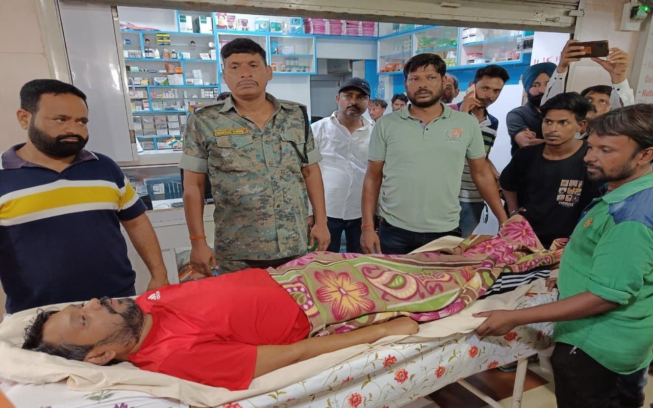 धनबाद : झरिया के पूर्व विधायक संजीव सिंह को कोर्ट के आदेश के बाद लाया गया आविष्कार जांच केंद्र, बढ़ा बीपी