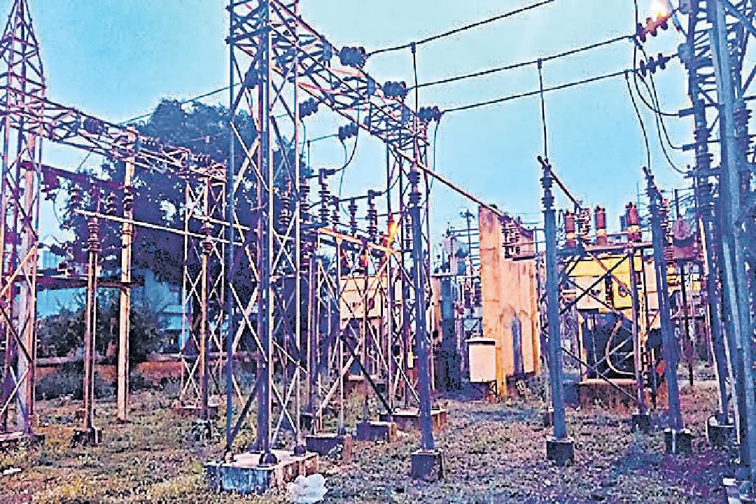 कटिहार में बिना सूचना के आठ घंटे कट रही बिजली से हालत दयनीय, 15 से 16 घंटे ही हो रही आपूर्ति कटिहार में बिना सूचना के आठ घंटे कट रही बिजली से हालत दयनीय, 15 से 16 घंटे ही हो रही आपूर्ति