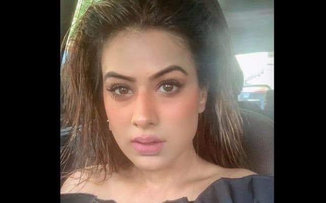 निया शर्मा बिना मास्क के ब्लैक आउटफिट में पहुंची लंच पर, तसवीर वायरल होते ही होने लगीं ट्रोल